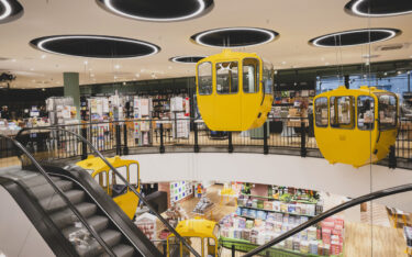 Die Thalia Mayersche Buchhandlung in Köln mit nachgebildeten Gondeln der Kölner Seilbahn (Foto: Thalia Bücher GmbH)