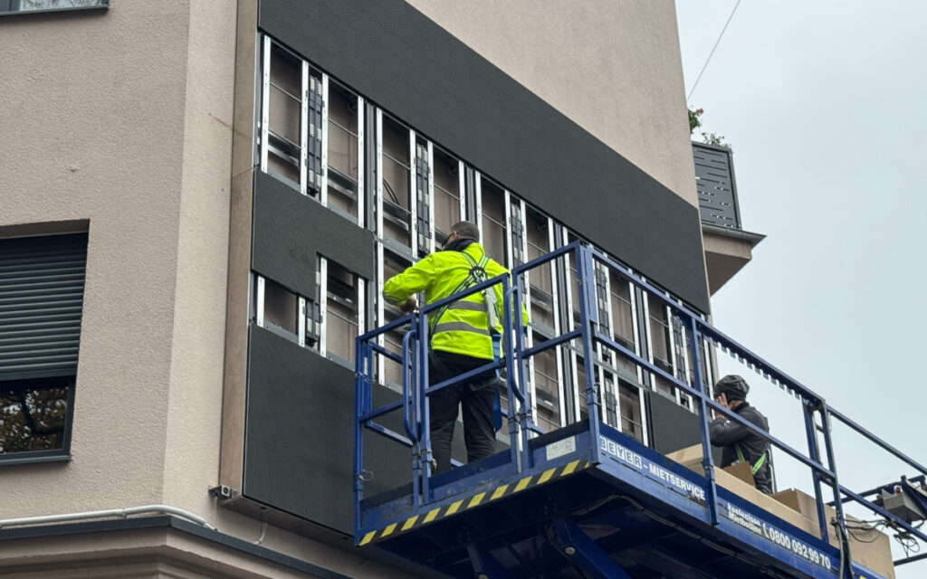 Für die LED wurde eine spezielle Unterkonstruktion gebaut. (Foto: m.i.b.)