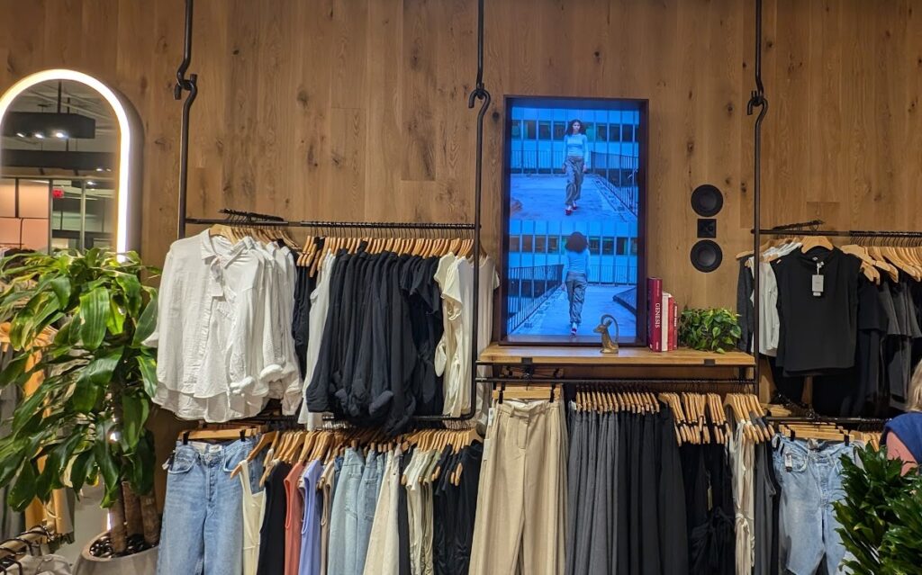 Digital Signage bei Aritzia in Houston (Foto: invidis)