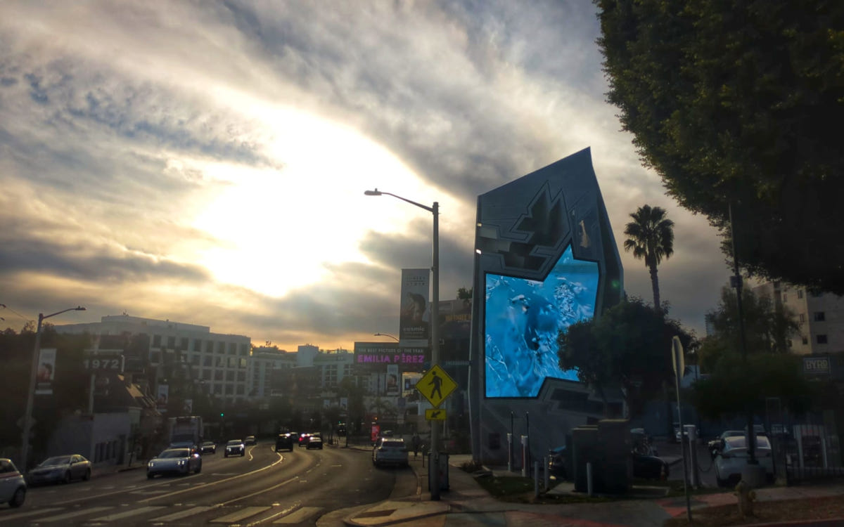 Am Sunset Strip in Hollywood werden in den nächsten Jahren neue DooH-Wunderwerke gleich diesem spacigen Screen entstehen. (Foto: invidis)