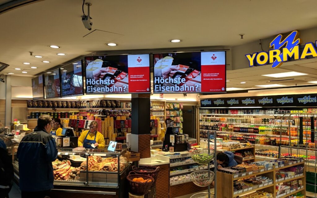 Yormas Digital Signage in Hamburg (Foto: invidis)