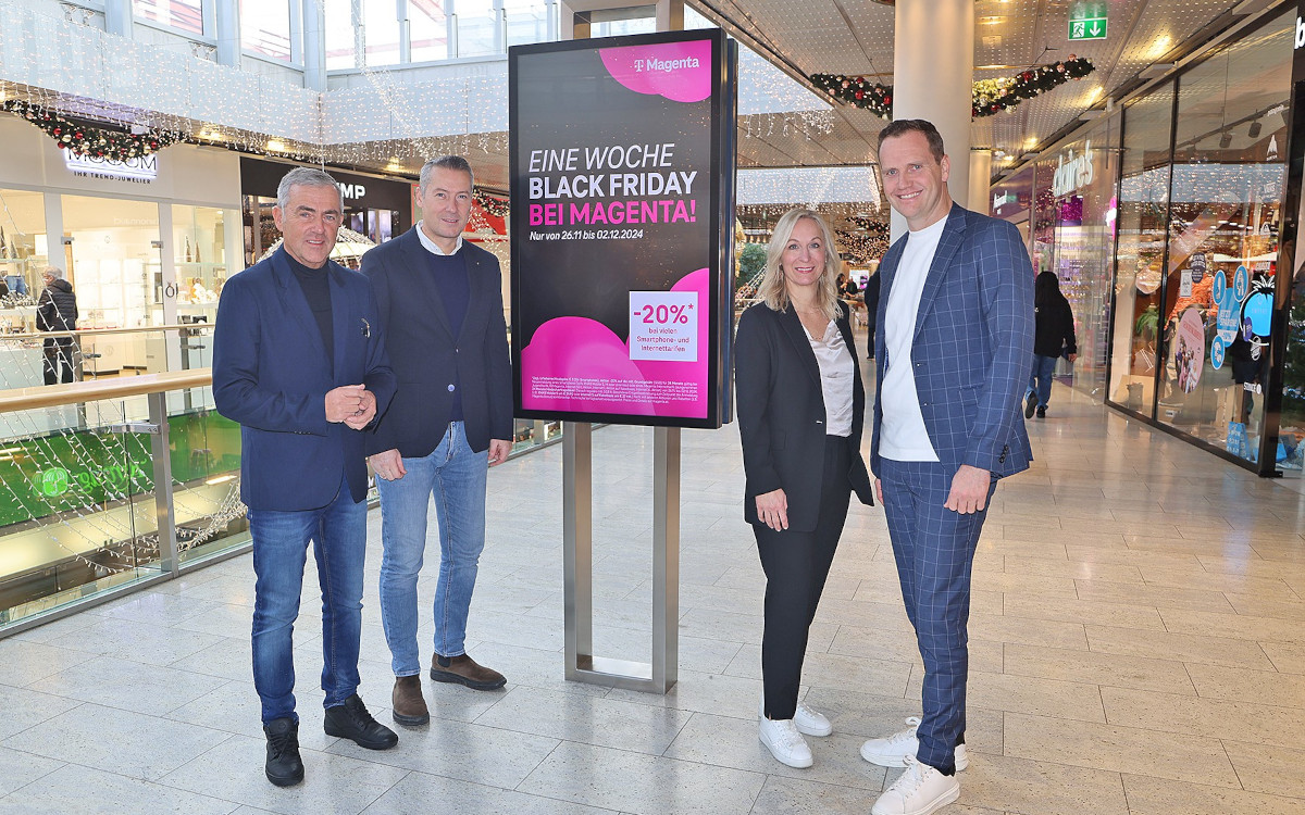 Von links: Fred Kendlbacher, Geschäftsführer Progress Werbung, Dominik Sobota (Mitglied der Geschäftsleitung Progress Werbung, Heike Fischer, Retail Media Manager Gewista, Manuel Mayer, Center-Manager Europapark (Foto: Gewista)