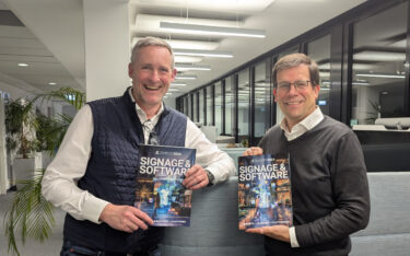 Florian Rotberg und Stefan Schieker präsentieren das invidis Jahrbuch 2024. (Foto: invidis)