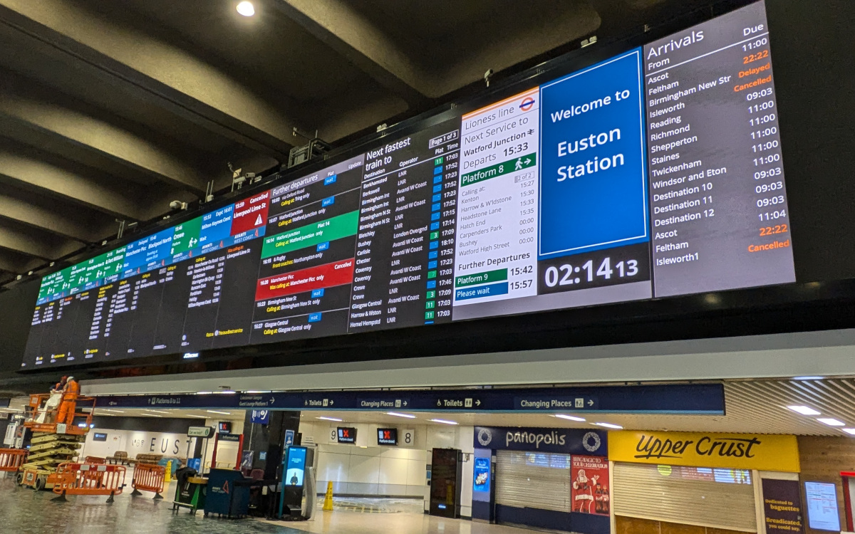 Der große Screen in der Euston Station wird nun zur Informationsanzeige genutzt. (Foto: Network Rail)