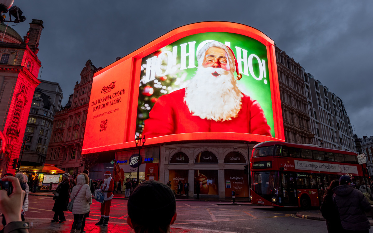 Coca-Cola revolutioniert die Werbung: KI-gesteuertes DooH-Erlebnis mit virtuellen Schneekugeln