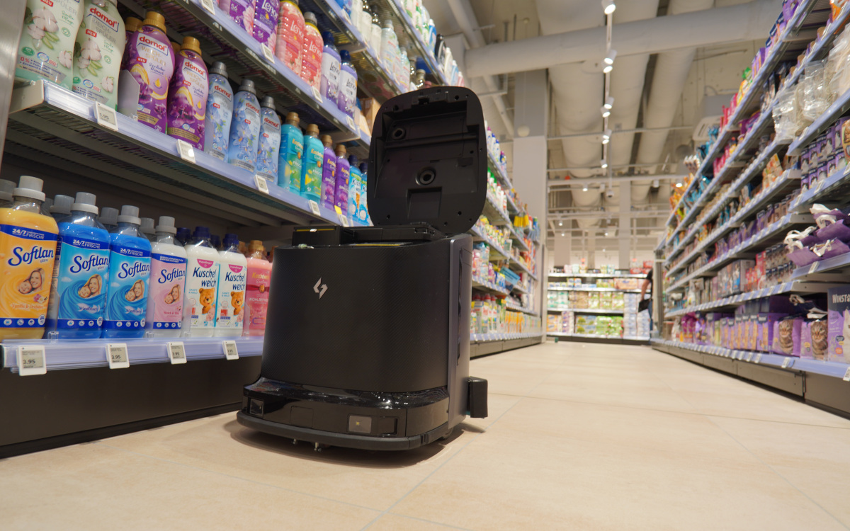 Reinigungsroboter von Sebotics bei Rossmann (Foto: Sebotics)