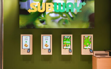 Self-Order-Terminals im Subway-Flagship in Zürich (Foto: Samsung Schweiz)