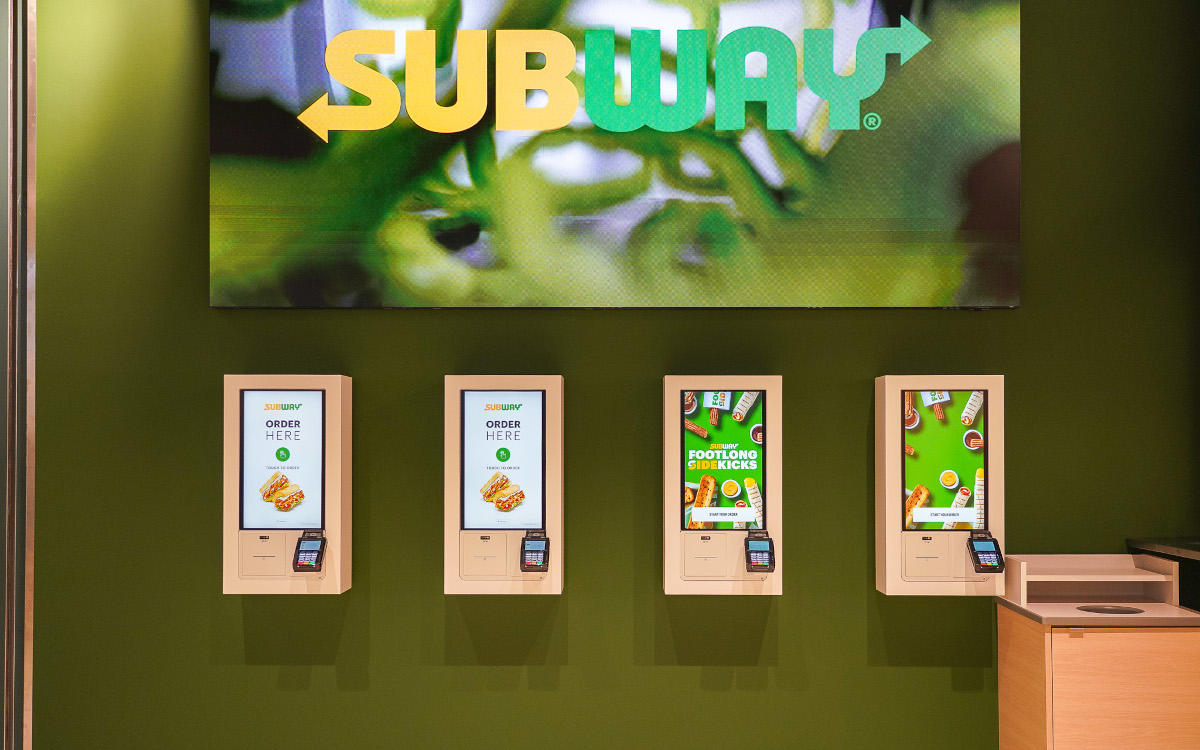 Self-Order-Terminals im Subway-Flagship in Zürich (Foto: Samsung Schweiz)