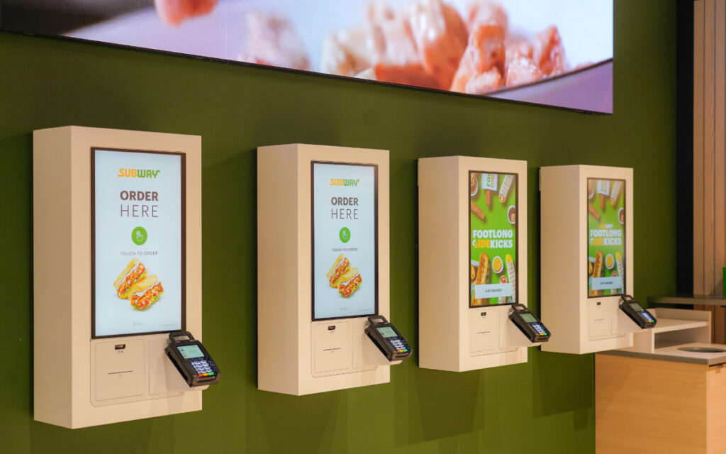 Self-Order-Terminals im Subway-Flagship in Zürich (Foto: Samsung Schweiz)