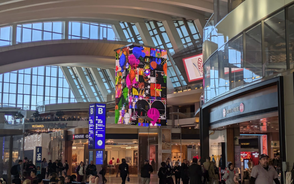 Der Time Tower - eine der sieben Mulitmedia-Installationen im LAX Terminal B. (Foto: invidis)