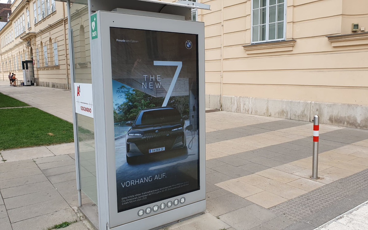 Defibrillator/DooH-Station in Wien (Foto: invidis)