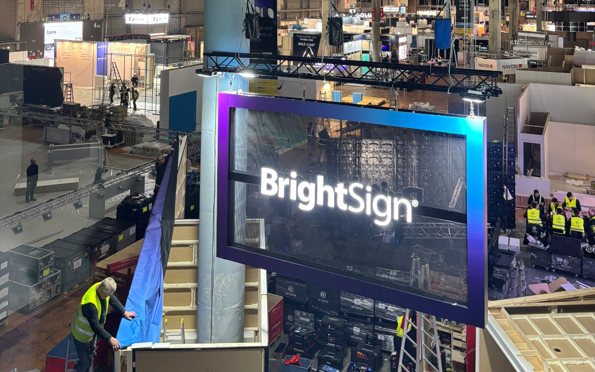 Die ISE 2025 startet am Dienstag - das Brightsign-Logo hängt bereits. (Foto: invidis-Leser)