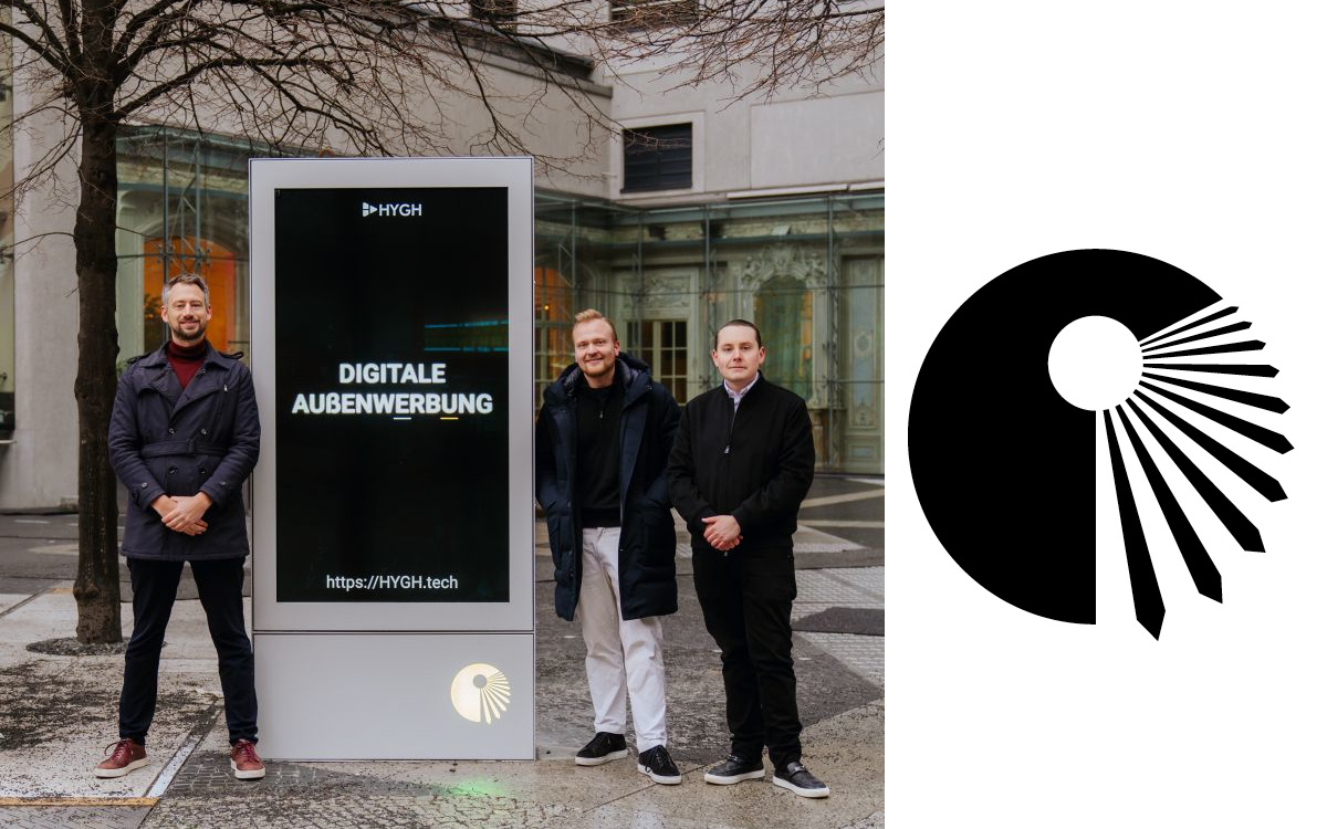 Das Hygh-Team stellte die erste von fünf DooH-Stelen vor dem ehemaligen Sony-Center auf. (Foto: HYGH/ Das Center)