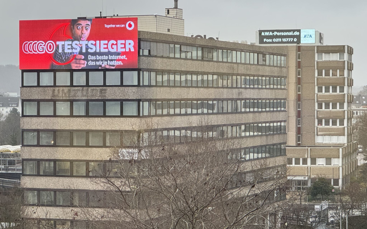 Düsseldorfs neuestes DooH-Großformat besteht aus der LED-Folie von Lightntec. (Foto: LightnTec Germany)