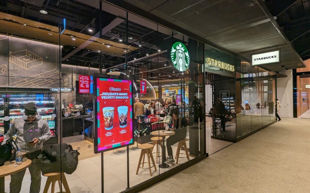 Starbucks in London (Image: invidis)