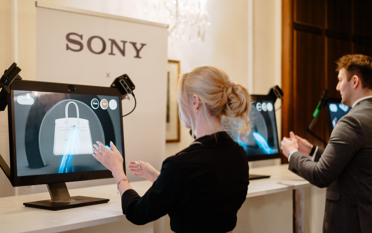 Das Sony Spatial Reality Display in Kombination mit der Ameria-Touchfree-Steuerung (Foto: Ameria AG)