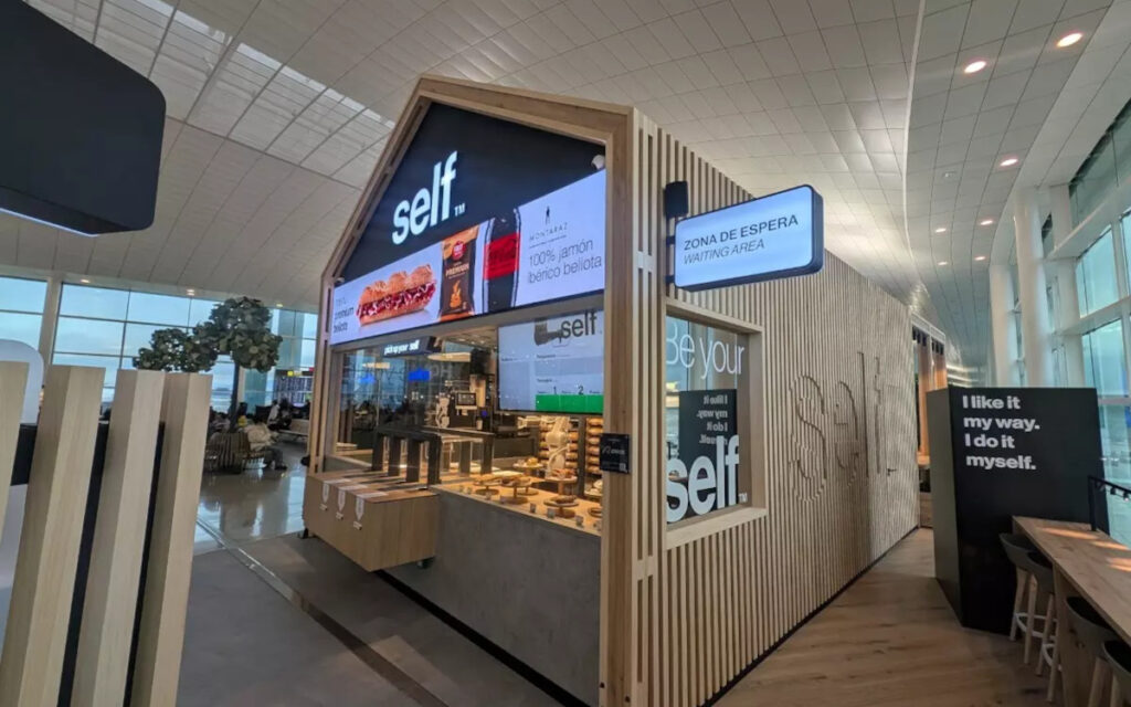 Das Roboter-Restaurant Self am Airport Barcelona (Foto: invidis)