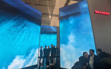 Sharp-Stand mit dreiteiliger LED-Installation auf der ISE 2025 (Foto: invidis)