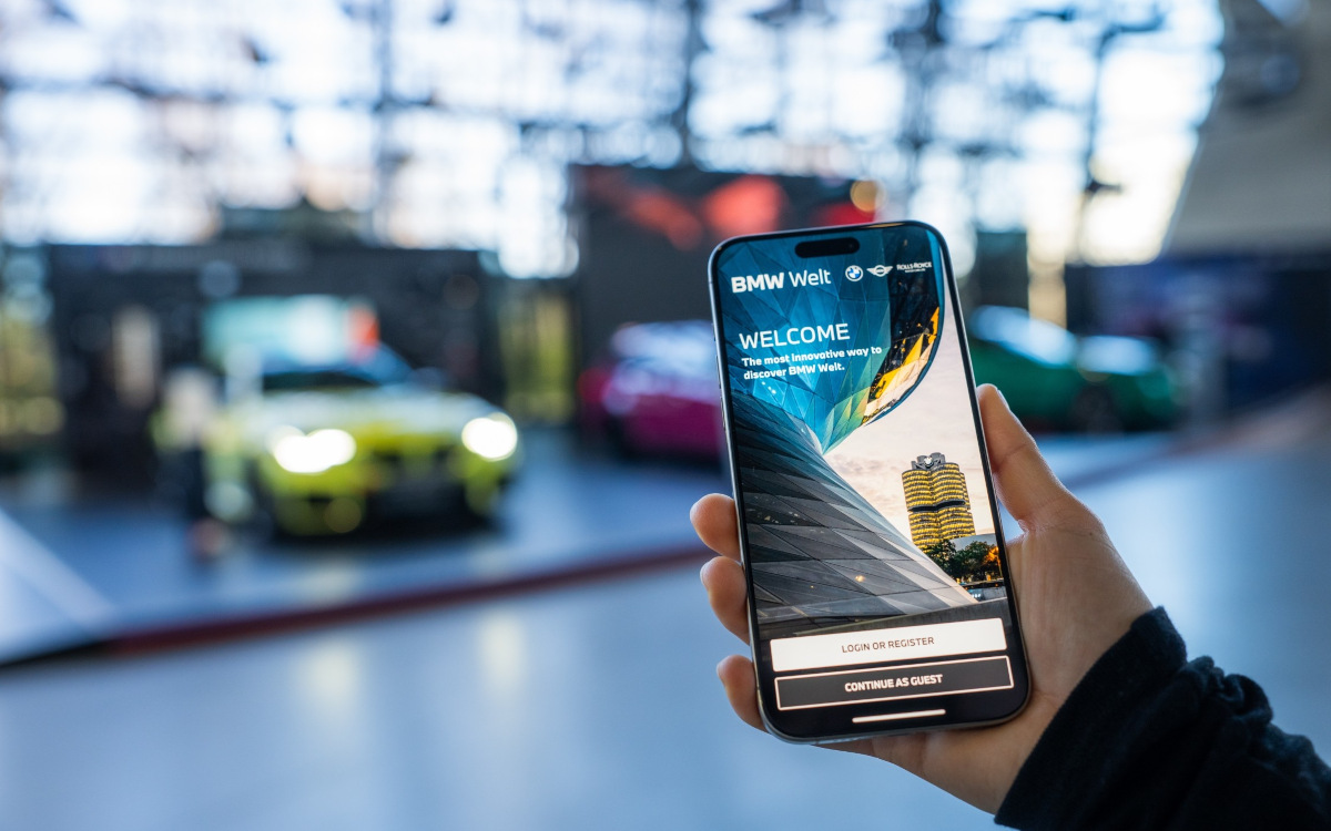 Über die neue App kann man die BMW Welt von zuhause erkunden. AI-Features natürlich inklusive. (Foto: BMW Group)