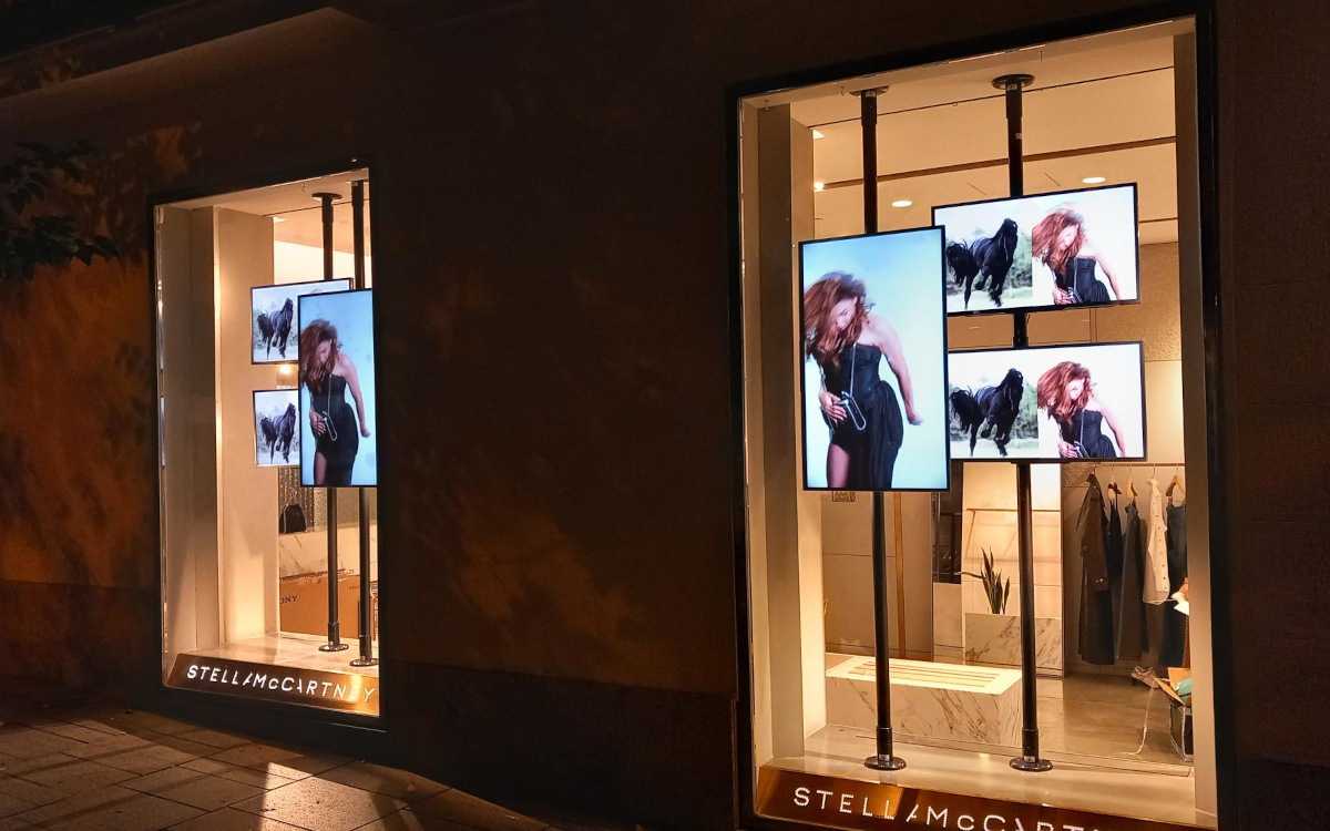 Madrid-Flagshipstore von Stella McCartney mit Sony-Screens im Schaufenster (Foto: Sony)