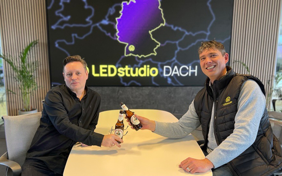 Rob Bint, CEO von LED Studio, und der neue Director of DACH, Michiel Hettinga, feiern die Übernahme. (Foto: LED Studio)