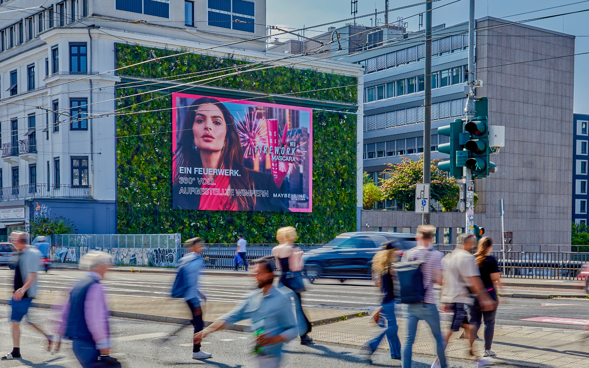 Das DooH-Flaggschiff von Blowup, "The Green Digital" in Düsseldorf (Foto: blowUP media)