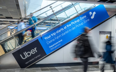 Gebrandete Rolltreppe für den Uber-Drop-Off am Frankfurter Flughafen (Foto: Media Frankfurt)