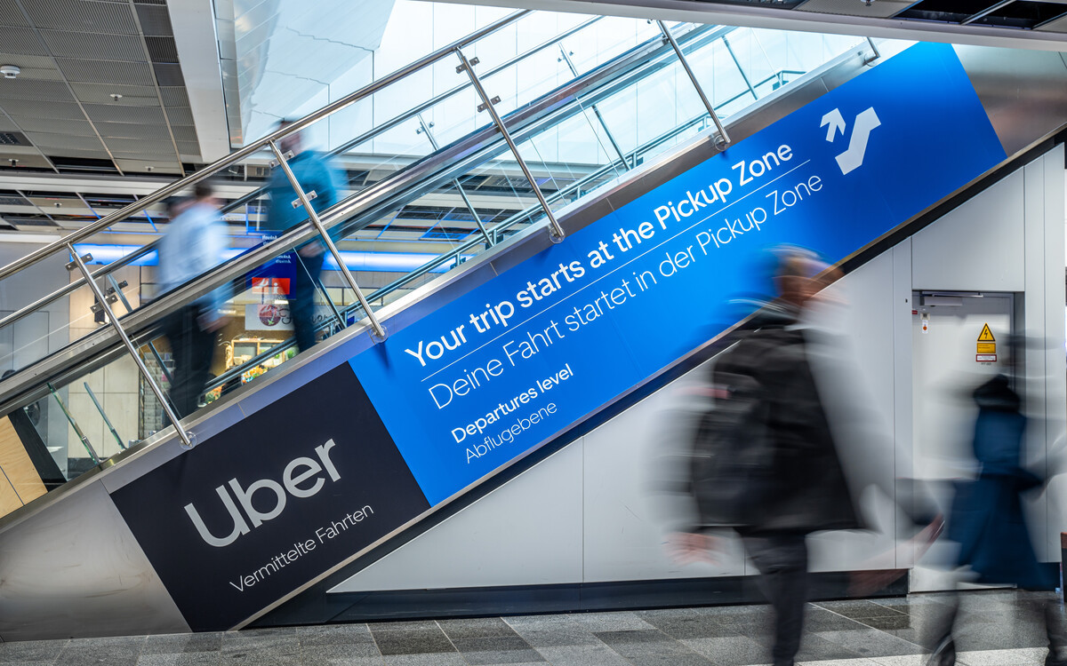 Gebrandete Rolltreppe für den Uber-Drop-Off am Frankfurter Flughafen (Foto: Media Frankfurt)