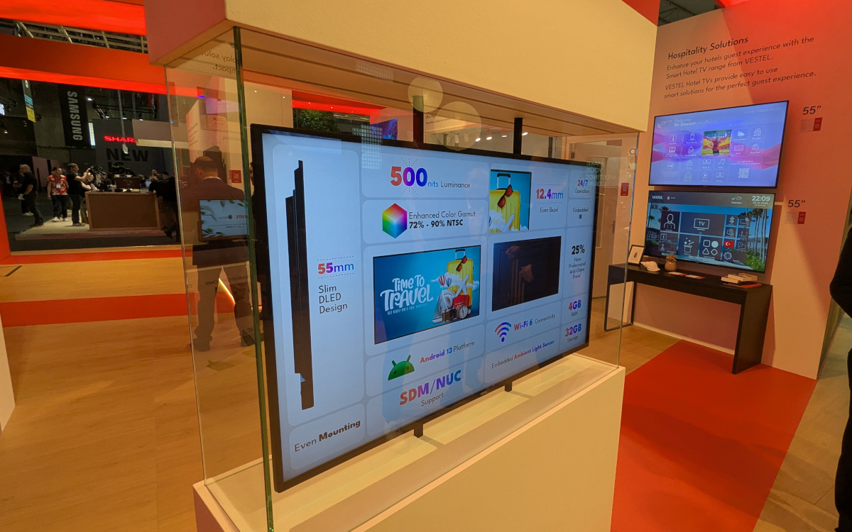 Neben der RMD-Lösung die zweite Digital Signage-Neuheit bei Vestel am Stand: Die Flare-Displays (Foto: invidis)