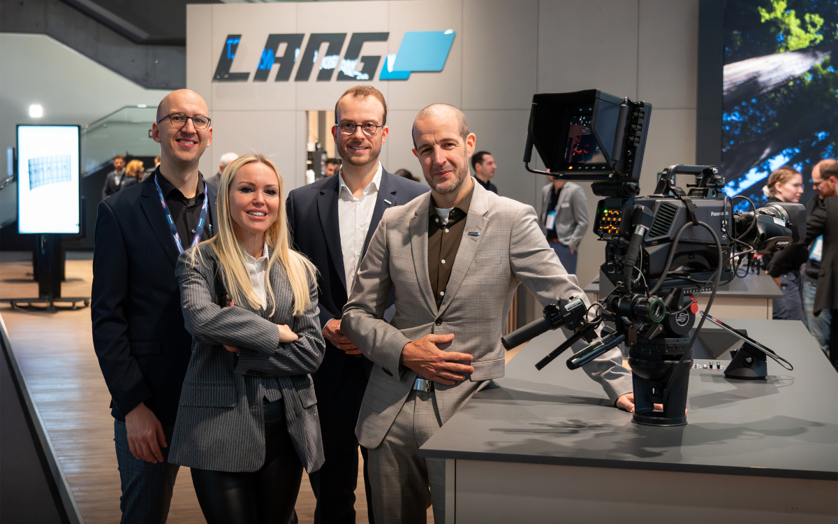 Tobias Lang, CEO der Lang AG, mit dem Panasonic-Team auf der ISE 2025. (Foto: LANG AG)