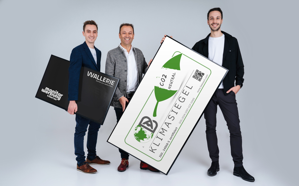 Von links: David, Andreas und Sebastian Lanner von Monitorwerbung und dem Schwesterunternehmen Wallerie freuen sich über die Zertifizierung. (Foto: monitorwerbung)