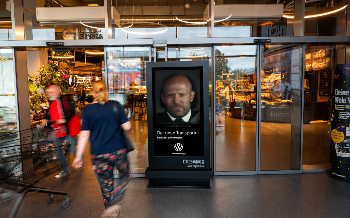 VW-DooH-Kampagne mit Jason Statham (Foto: Inovisco)