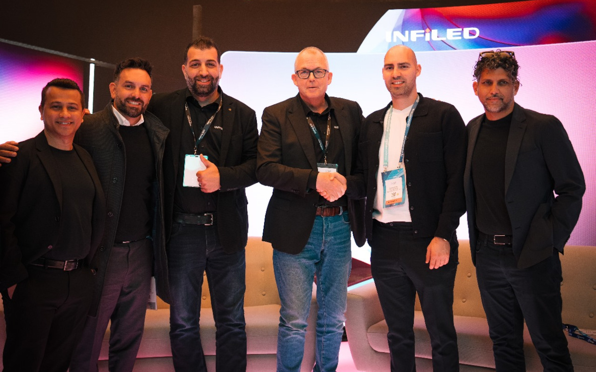 Von links: Nick Cox, Alex Kemanes, Dino Drimakis und Neil Carroll von NMK mit Marco Bruines und Samer Otaib von Infiled (Foto: INFiLED)