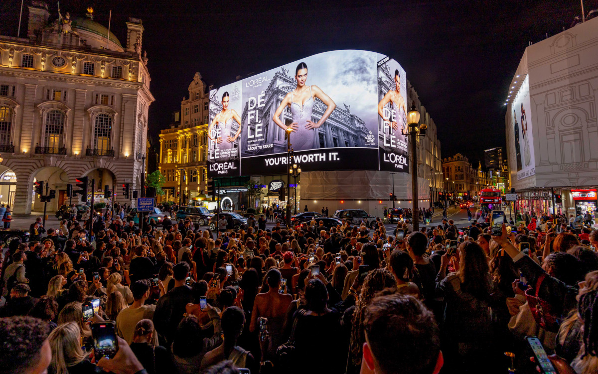 "Worth It"-Kampagne von L'Oreal Paris auf den Piccadilly Lights (Foto: Ocean Outdoor)