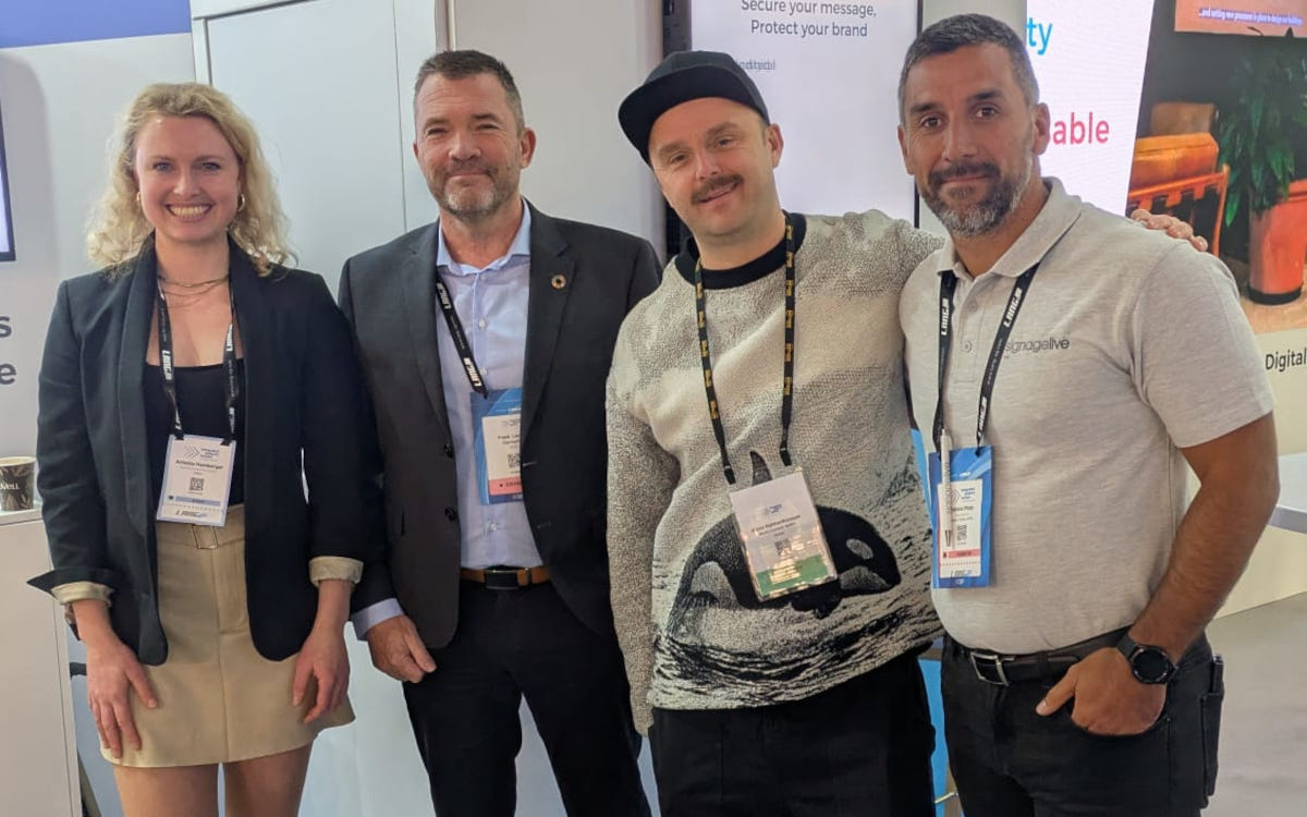 Antonia Hamberger von invidis, Frank Larsen von Signagelive, Marco Burkhardtsmayer von Muse Content und Patrick Pinto von Signagelive (Foto: invidis)