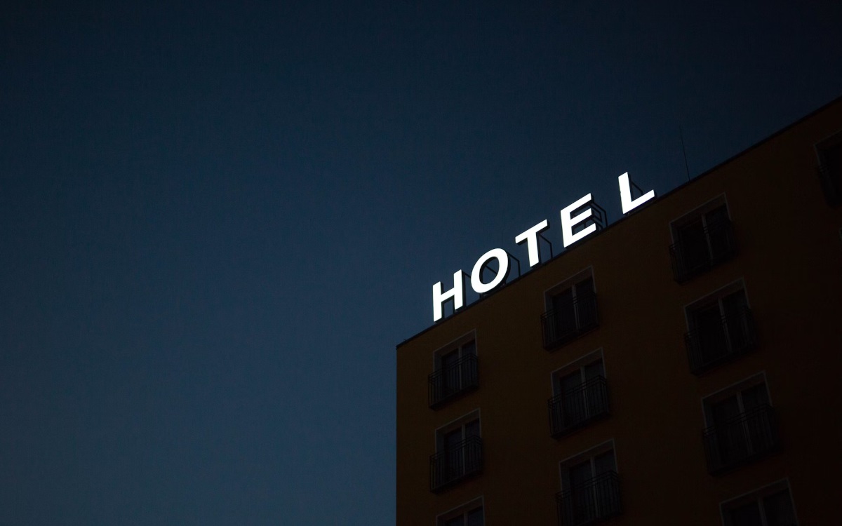 Hotel Symbolfoto (Marten Bjork / Unsplash)