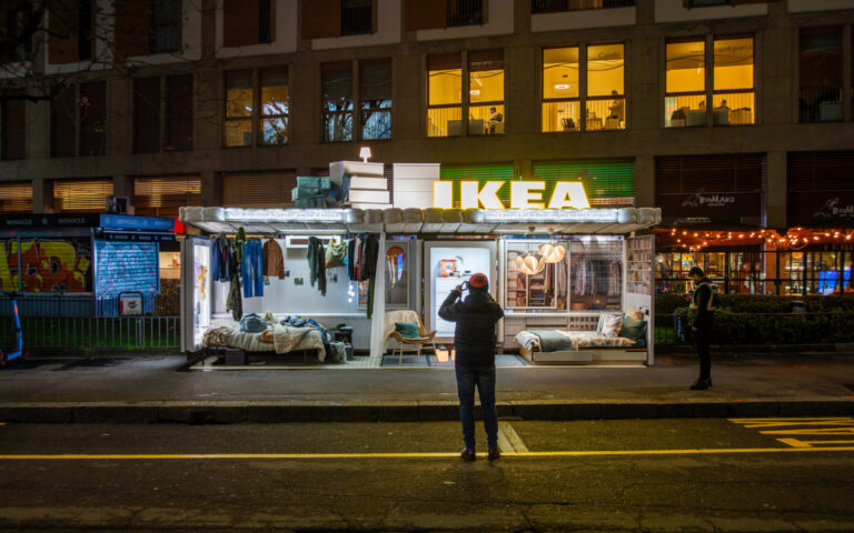 Ikeas Schlafzimmer-Warthäuschen in Mailand (Foto: IGPDecaux)