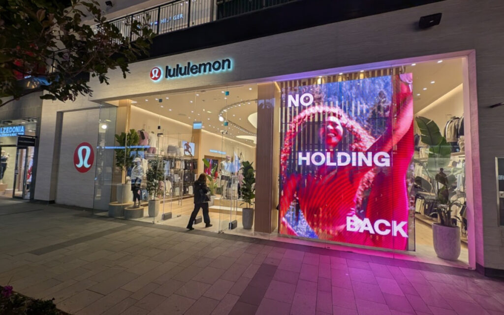 Transparente LED im Mall-Einsatz (Foto: invidis)