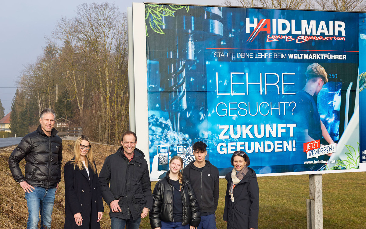 Von links: Wolfgang Eisterlehner, Ausbildungsleiter bei Haidlmair, Vivien Gal, Account Manager bei Epamedia, Peter Peschl, Leitung Unternehmenskommunikation bei Haidlmair, Johanna Mayrhofer sowie Florian Bachmayr von Haidlmair Young Generation, und Bettina Gundendorfer, Head of Regional Sales Oberösterreich bei Epamedia (Foto: Epamedia)