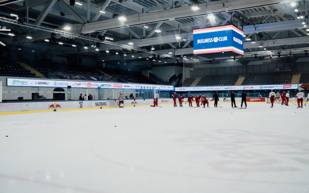 Der neue LED-Würfel in der Red Bull Eisarena Salzburg (Foto: Manuel Mackinger - EC Red Bull Salzburg)