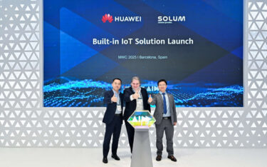 Launch der Built-in IoT Solution auf dem MWC (von links): Jianfeng Xu, VP bei Huawei, Stefan Völkel, SVP bei Solum, und Wang Ping, VP bei Huawei (Foto: SOLUM/Huawei)