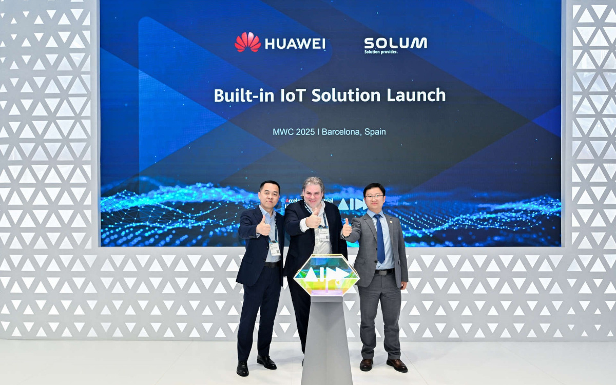 Launch der Built-in IoT Solution auf dem MWC (von links): Jianfeng Xu, VP bei Huawei, Stefan Völkel, SVP bei Solum, und Wang Ping, VP bei Huawei (Foto: SOLUM/Huawei)