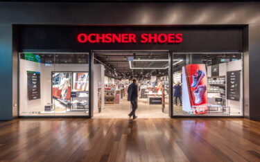 Neue dreiseitige LED-Säule bei Ochsner Shoes in Stans (Foto: Richnerstutz)