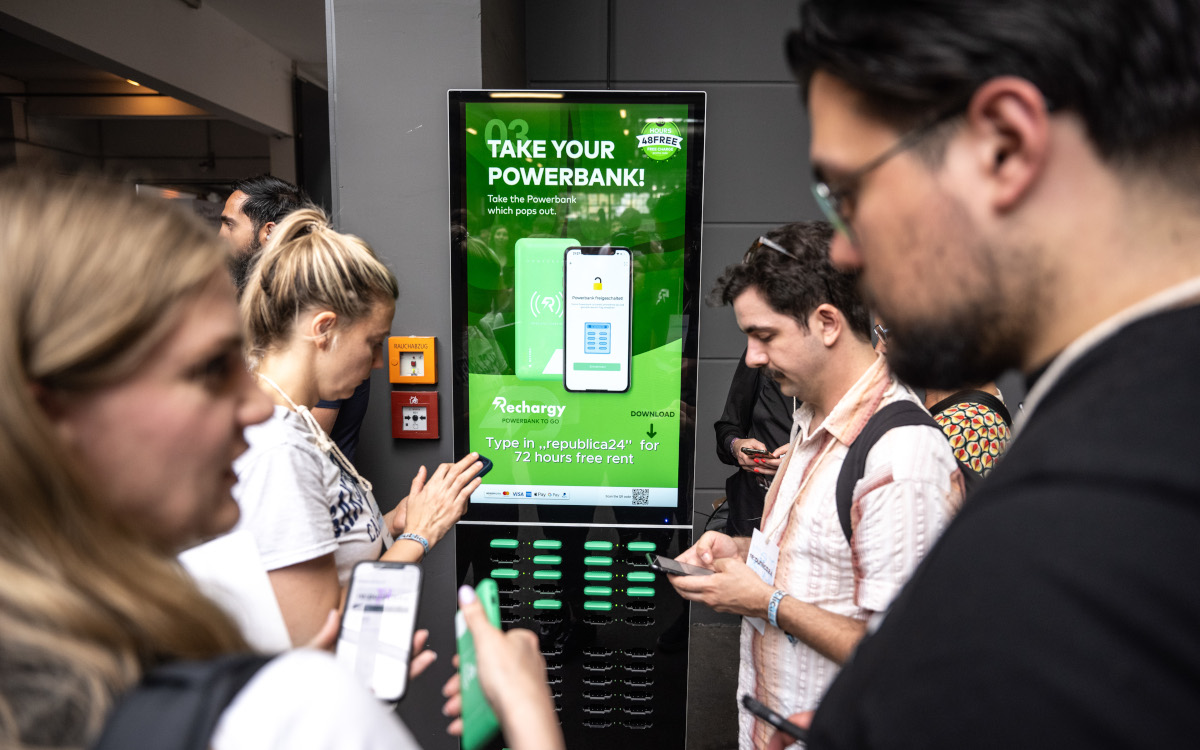 Rechargy mit der DooH-Powerbankstation auf der Republica im vergangenen Jahr (Foto: Rechargy)