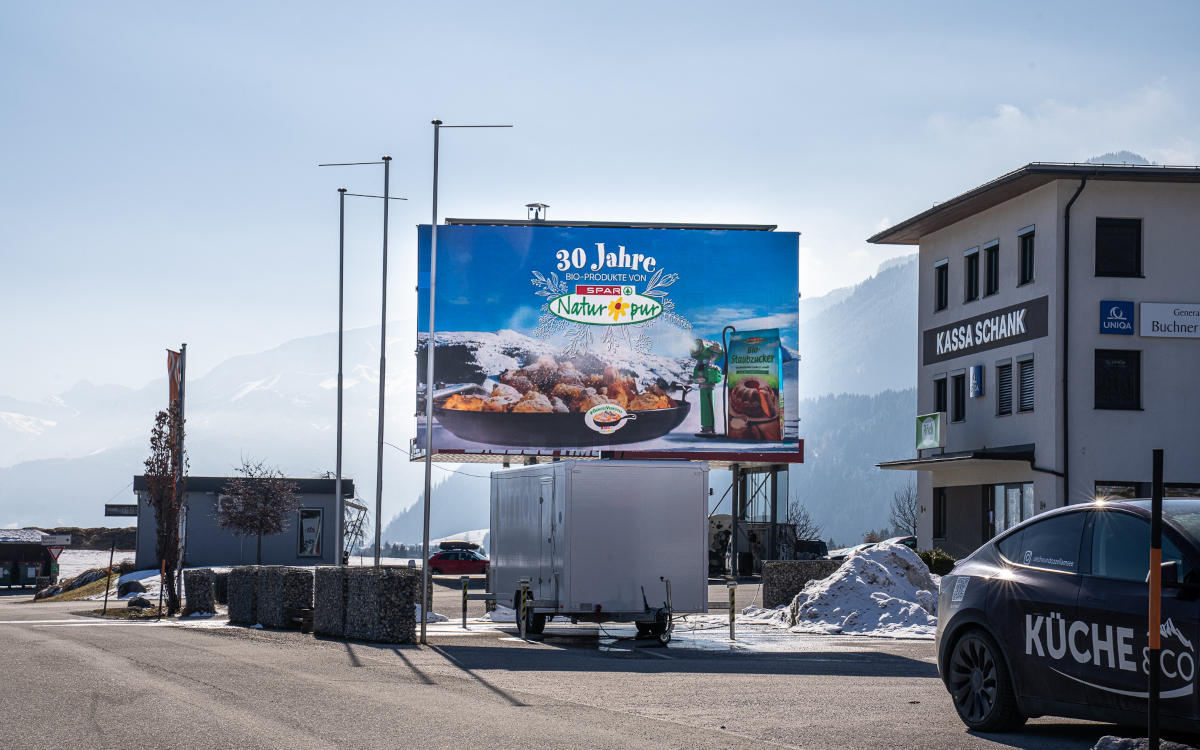 Mobile DooH-Wall von Monitorwerbung in Saalbach (Foto: Peakmedia/Dominik Zwerger)