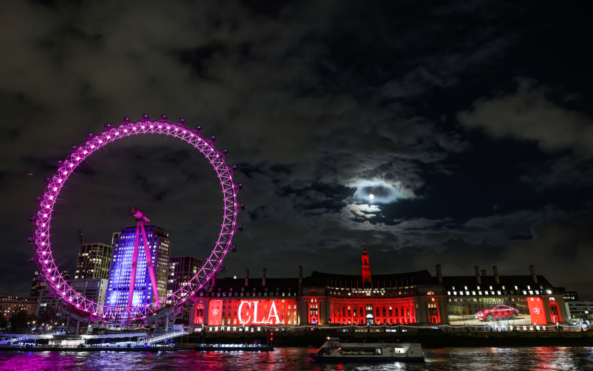 Mercedes CLA 2025 launcht mit Projection Mapping auf Fassade der Londoner County Hall. (Foto: Mercedes-Benz)