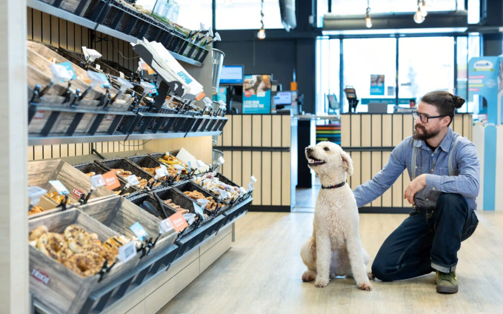 Zooroyal Special-Feature: eine Snackbar für Haustiere (Foto: Retail Imaging EU I Urs Küster)