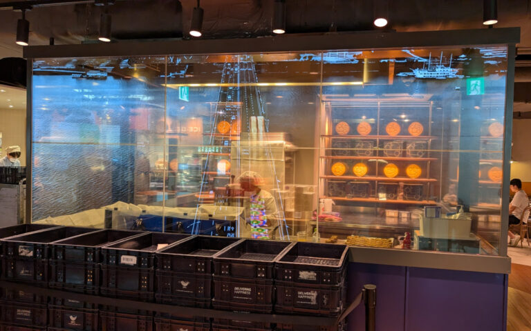 Transparente OLED im Paris Baguette Air Lab (Foto: invidis)