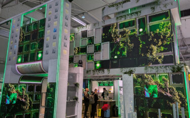 Es gab einige passend gestaltete Stände, aber insgesamt blieb das Thema Green Signage auf der ISE 2025 eher unsichtbar. (Foto: invidis)