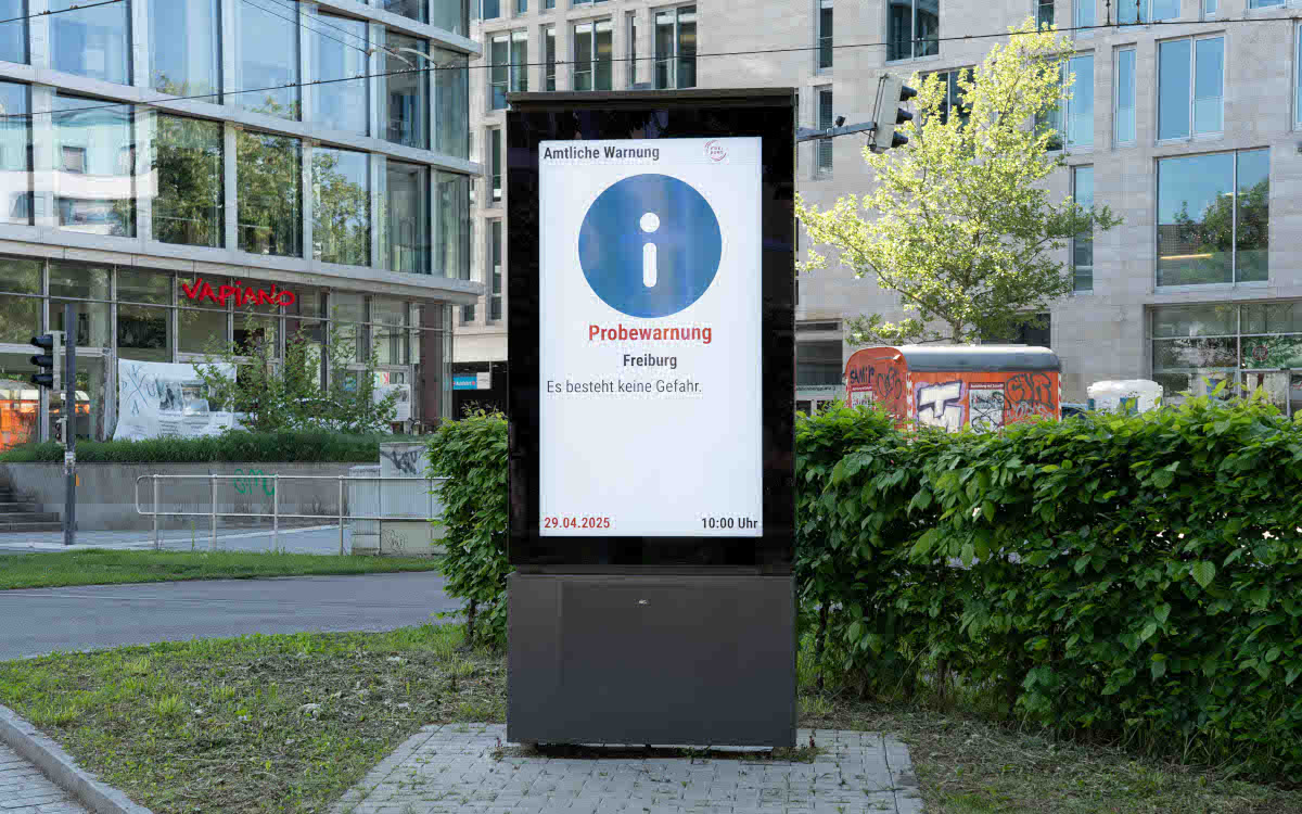 Probewarnung des Modularen Warnsystems auf digitaler Stadtinformationstafel von Wall in Freiburg (Foto: Wall GmbH)